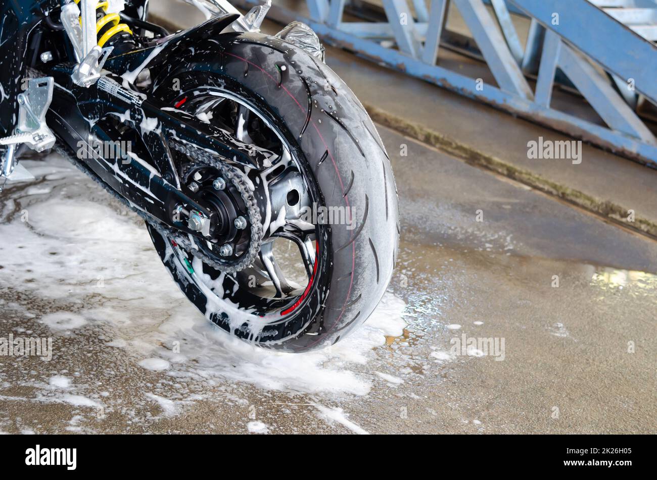 Reinigung des Motorrads in der Autowaschanlage Stockfoto