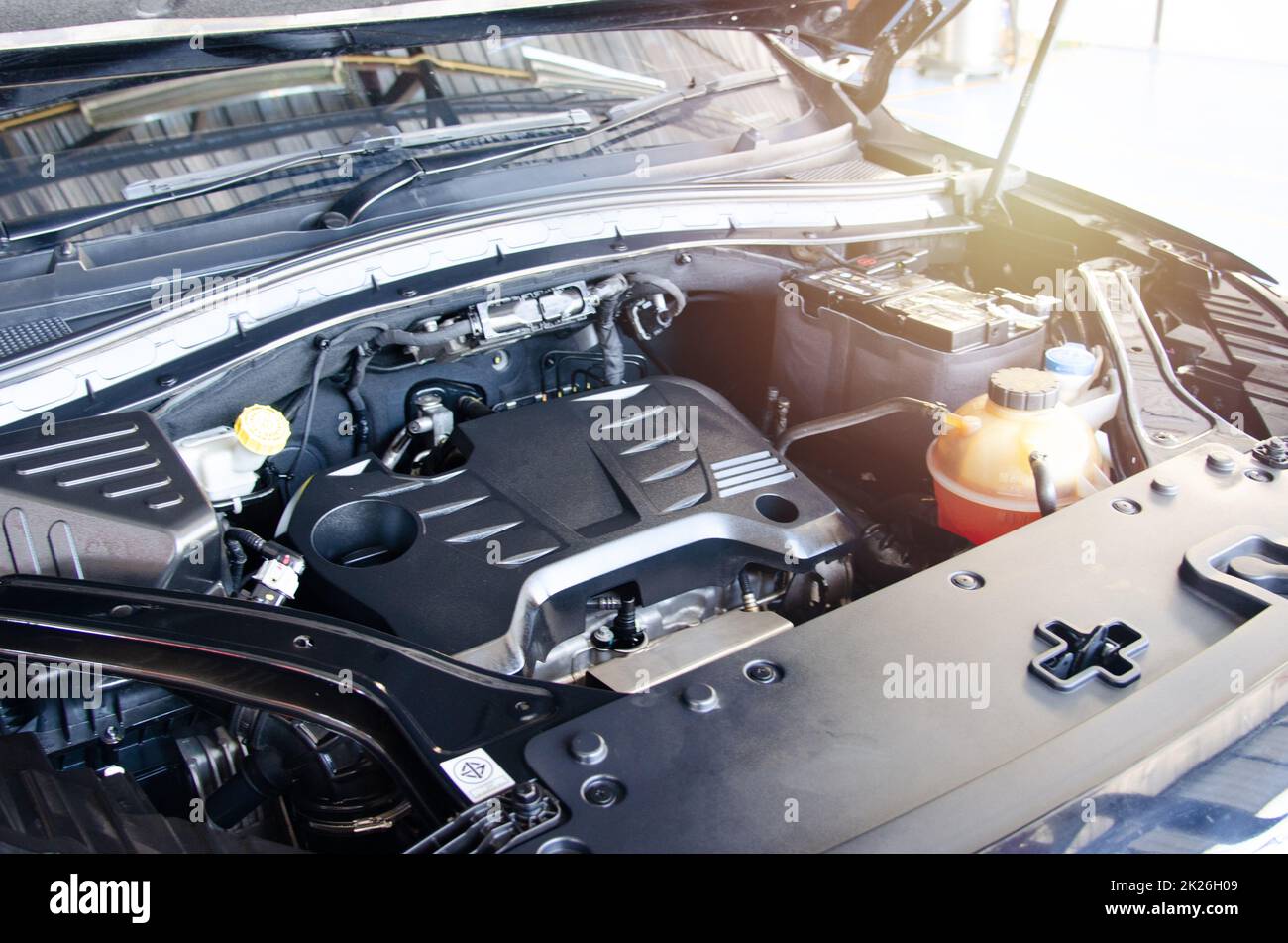 Saubere Details des Automotors in der Garage. Stockfoto