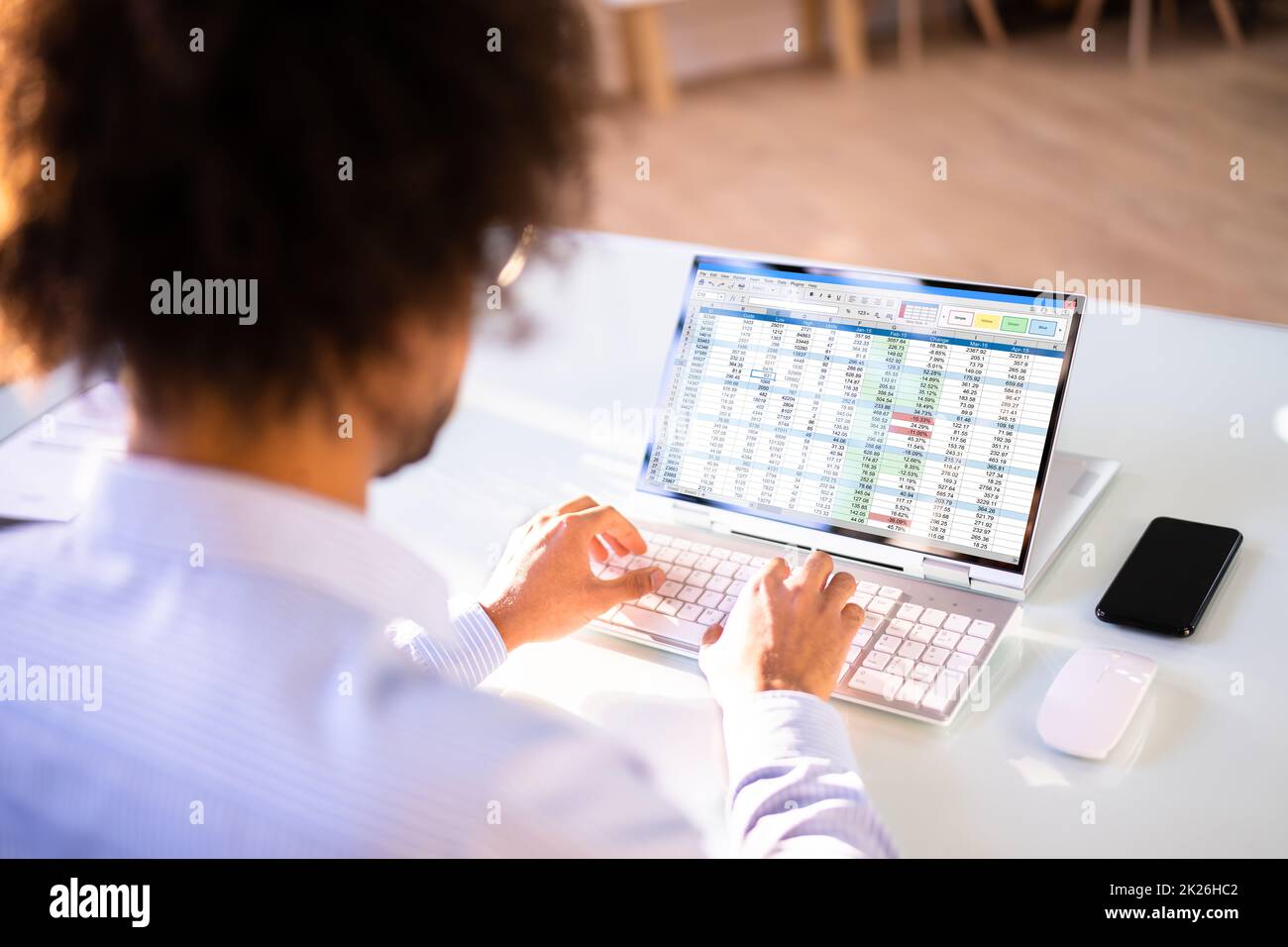 Datenanalyst African Man Mit Tabellenkalkulation Stockfoto