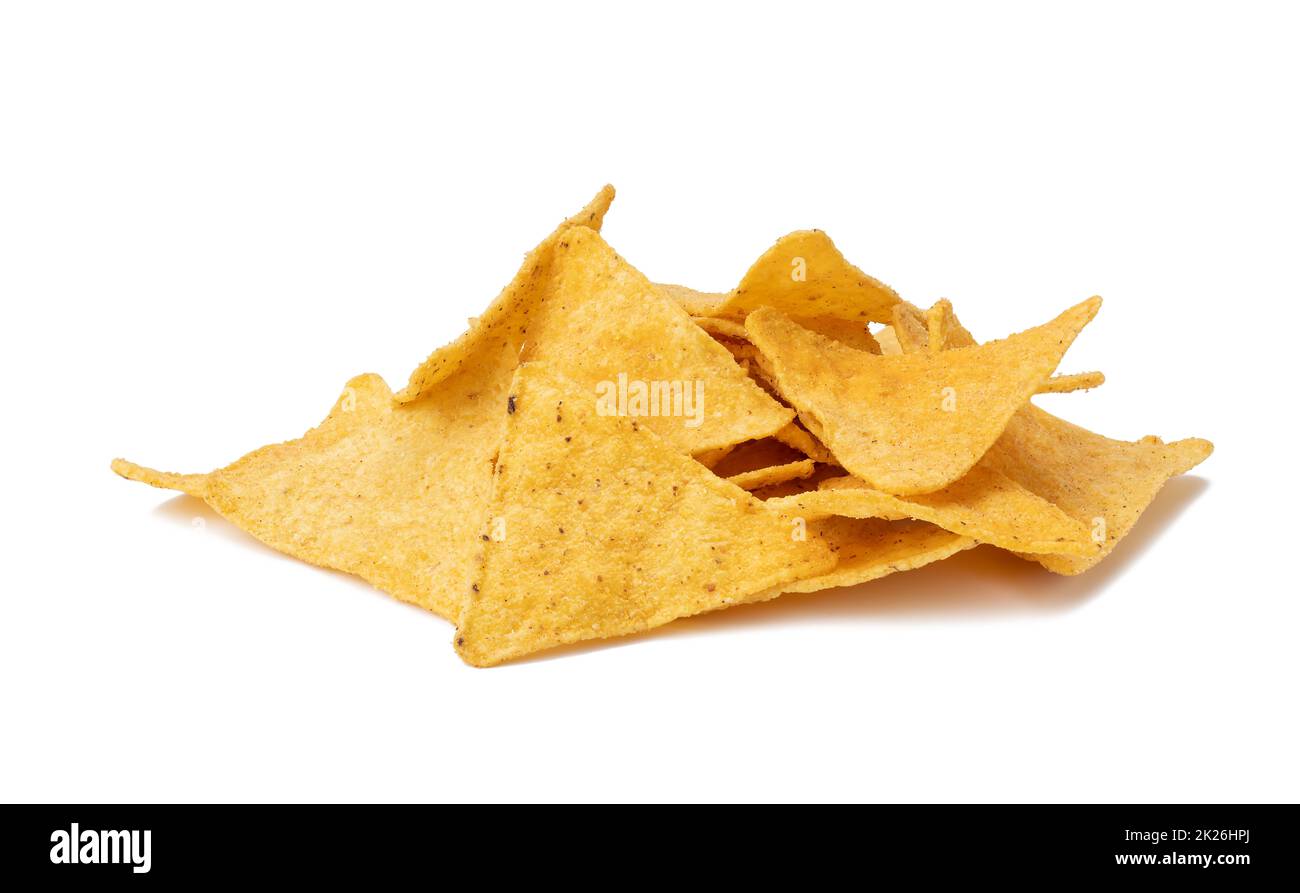 Ein Stapel Tortilla-Chips oder Nachos aus Mais, isoliert auf weißem Hintergrund Stockfoto