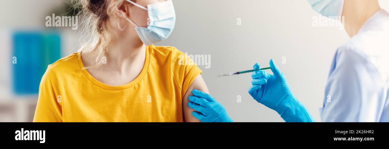 Krankenschwester, die dem Patienten eine Impfspritze gegen Covid 19 verabreicht. Stockfoto