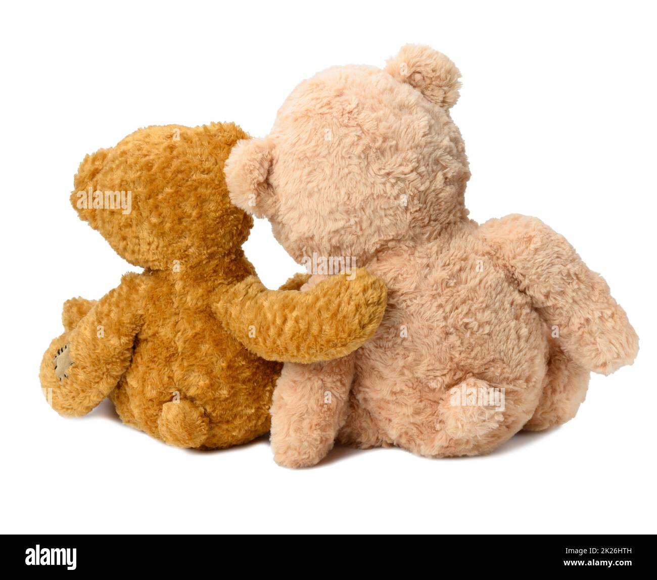 Zwei Teddybären sitzen mit dem Rücken auf einem weißen, isolierten Hintergrund. Liebe und Freundschaft Stockfoto