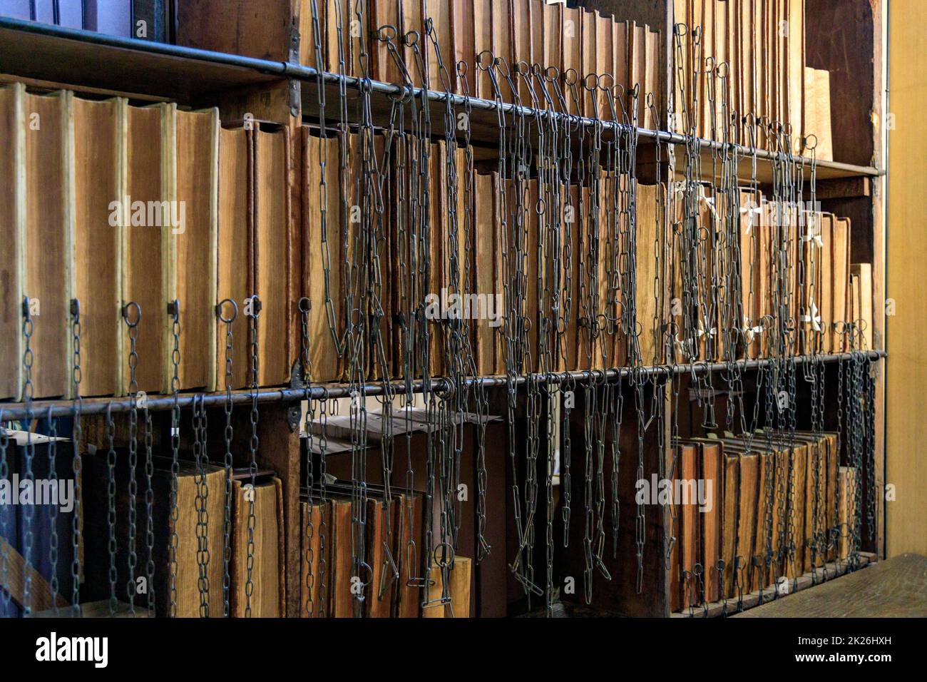 Die Chained Library aus dem 17.. Jahrhundert in der Hereford Cathedral ist das größte erhaltene Beispiel in Europa, Herefordshire, England, Großbritannien Stockfoto