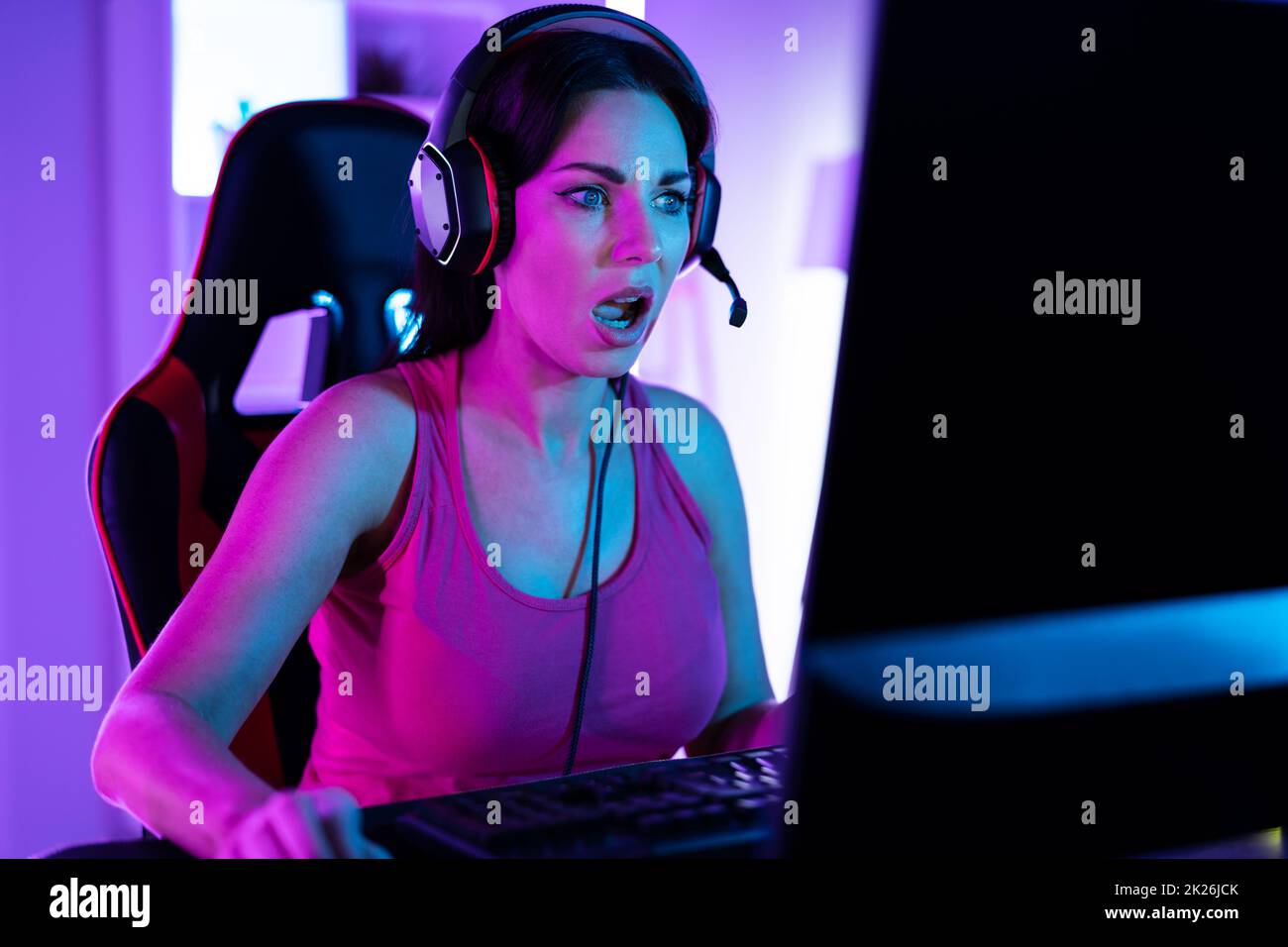 Sad Saufe Young Online-PC-Video-Gamer Stockfoto