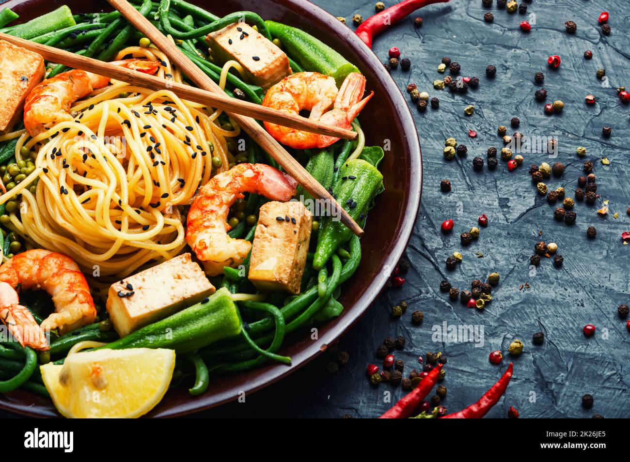 Salat mit Meeresfrüchten und Gemüse, Platz für Text Stockfoto