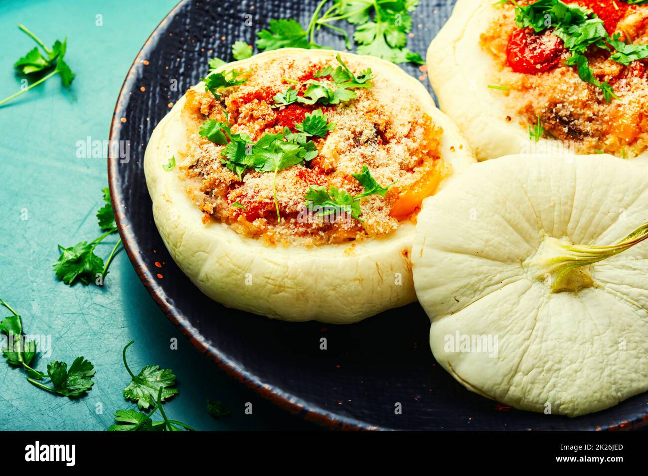 Gebackener Kürbis und Zucchini mit Quinoa Stockfoto