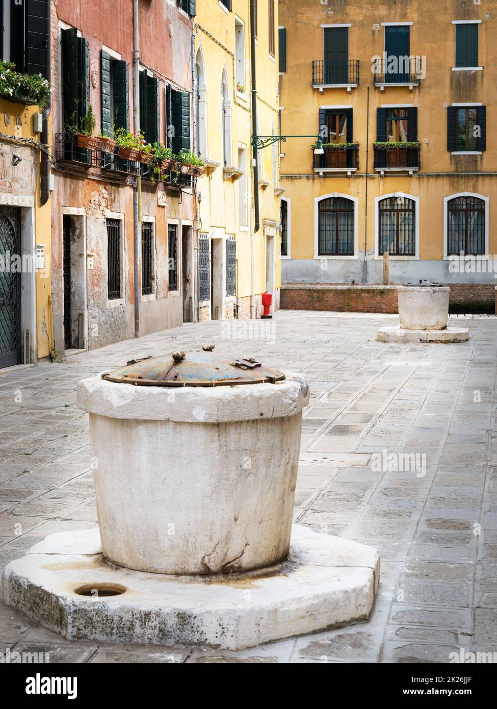 Kleiner Platz in Venedig ohne Menschen während der italienischen Sperrkrise COVID-19, Italien Stockfoto