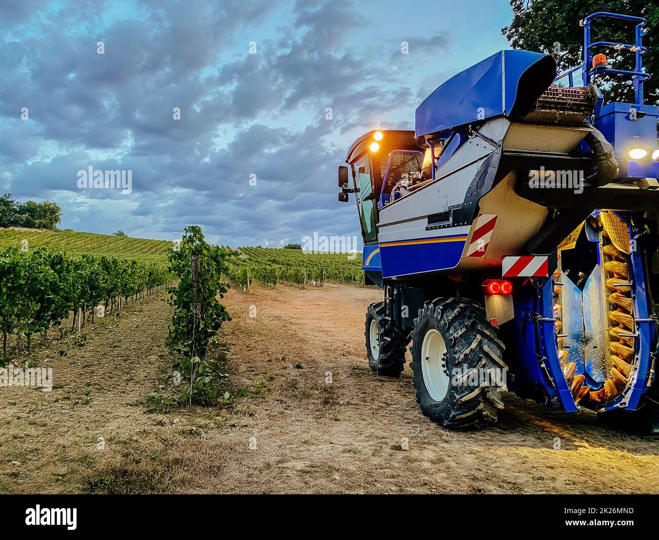 Kombinieren Sie Erntemaschinen Abend Weinlese in Frankreich Stockfoto