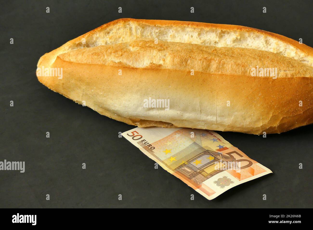 2022 Weltwirtschaftskrise, Anstieg der Lebensmittelpreise, Brot und 50 Euro, Anstieg der Brotpreise Stockfoto