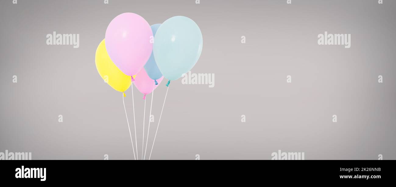 Urlaub Luftballons auf grauem Hintergrund isoliert, farbigen Ballon Stockfoto