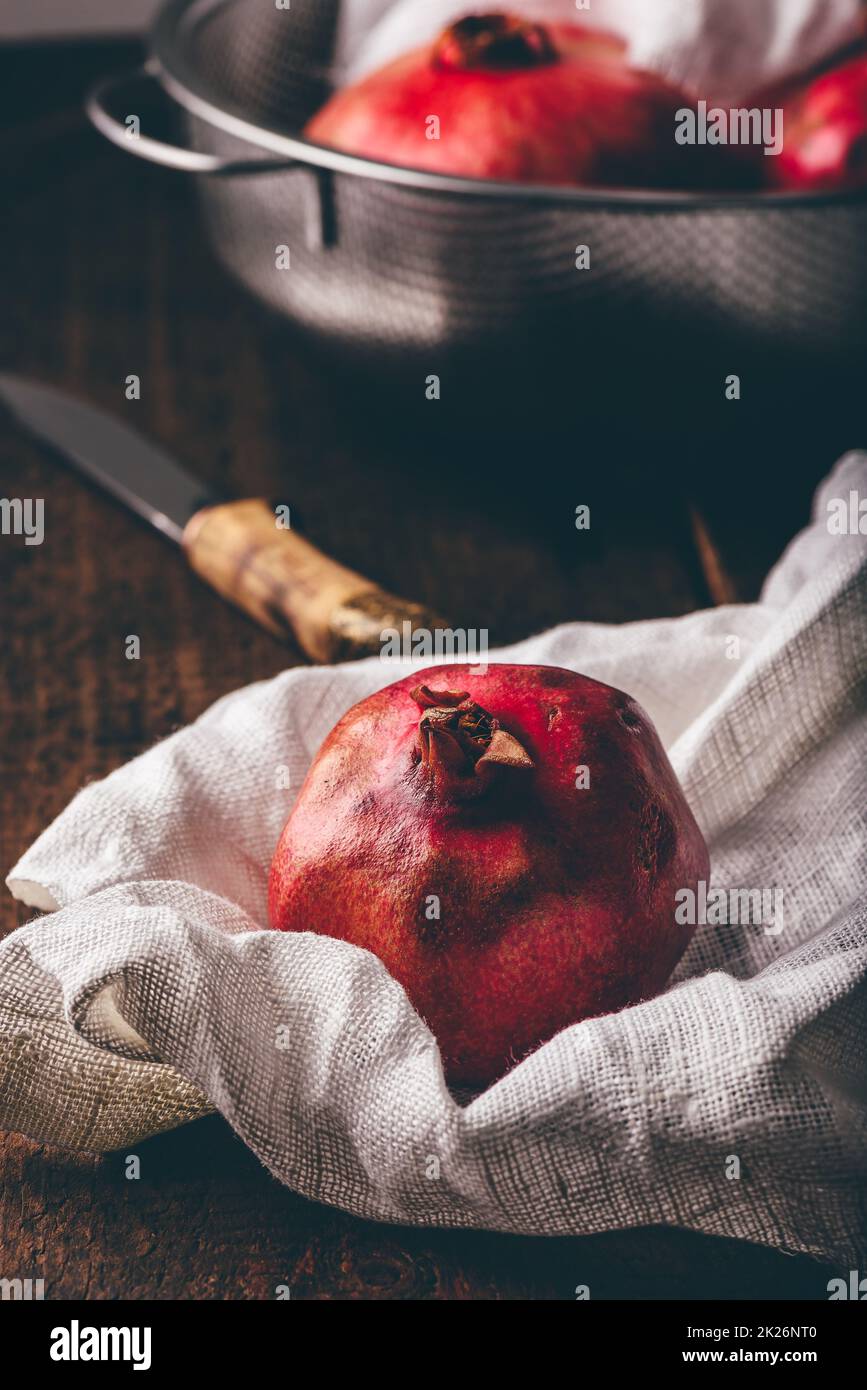 Rote und reife Granatapfelfrüchte Stockfoto