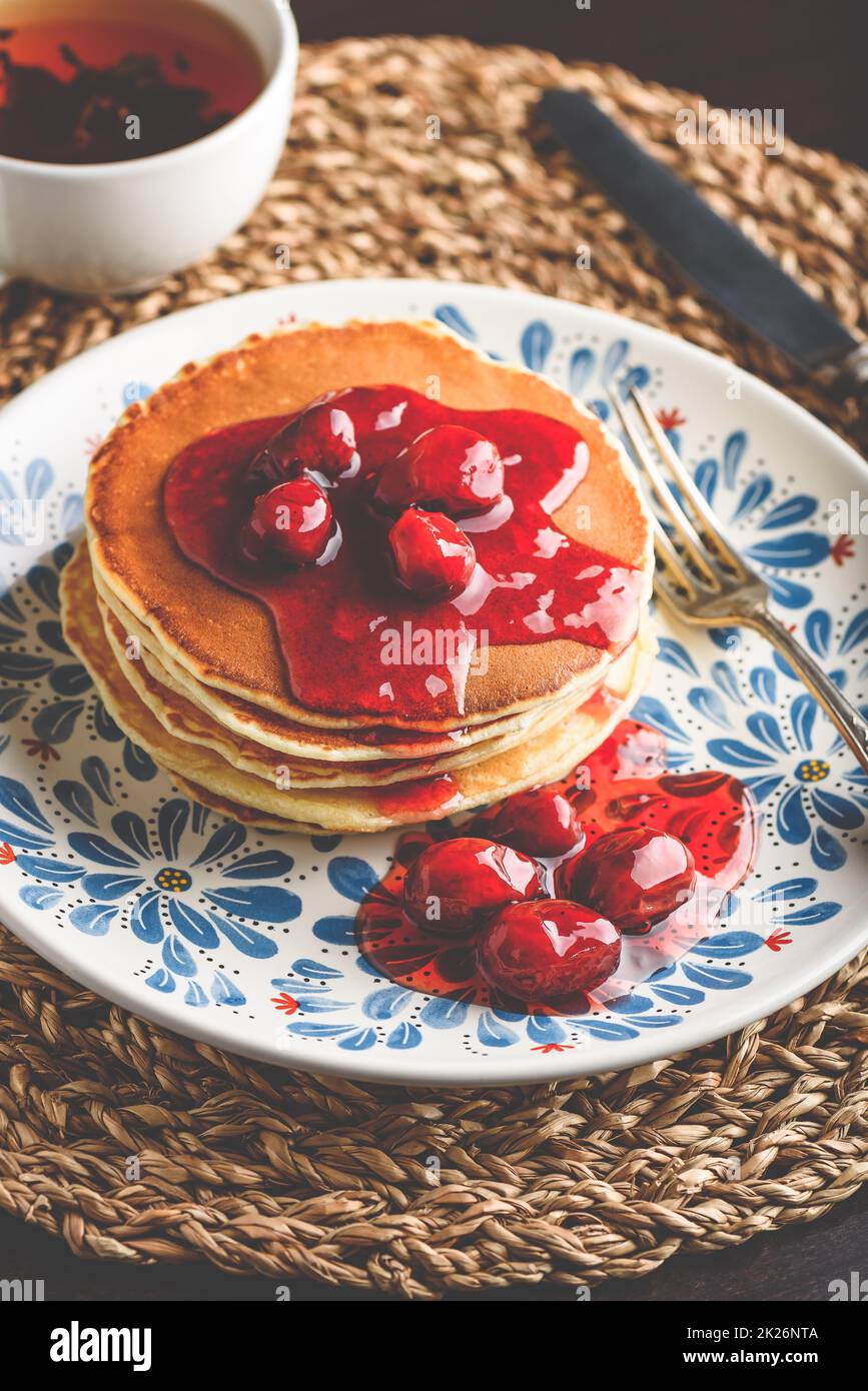 Stapel von Pfannkuchen mit Dogwood-Beere Marmelade Stockfoto