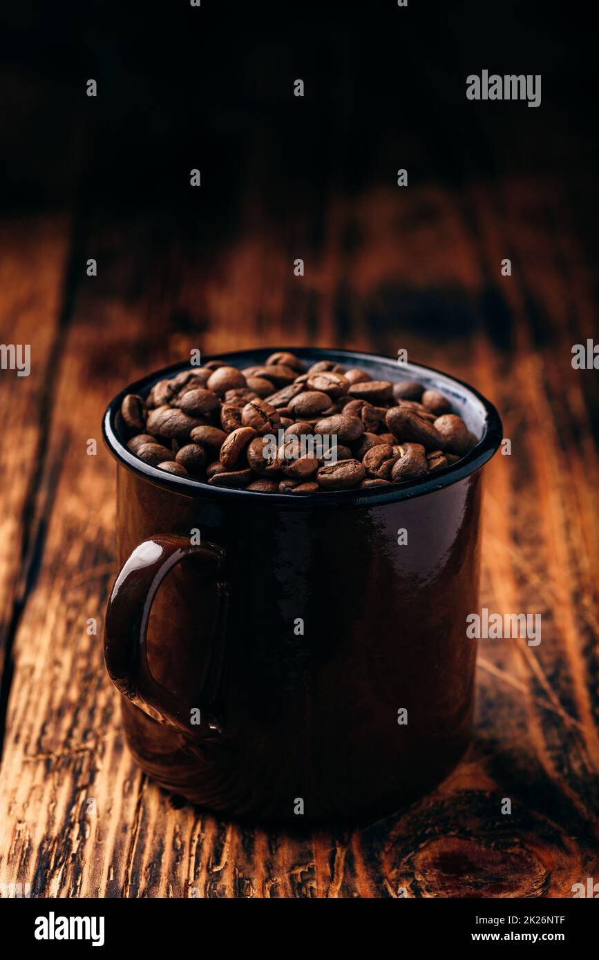 Tasse voll gerösteter Kaffeebohnen Stockfoto