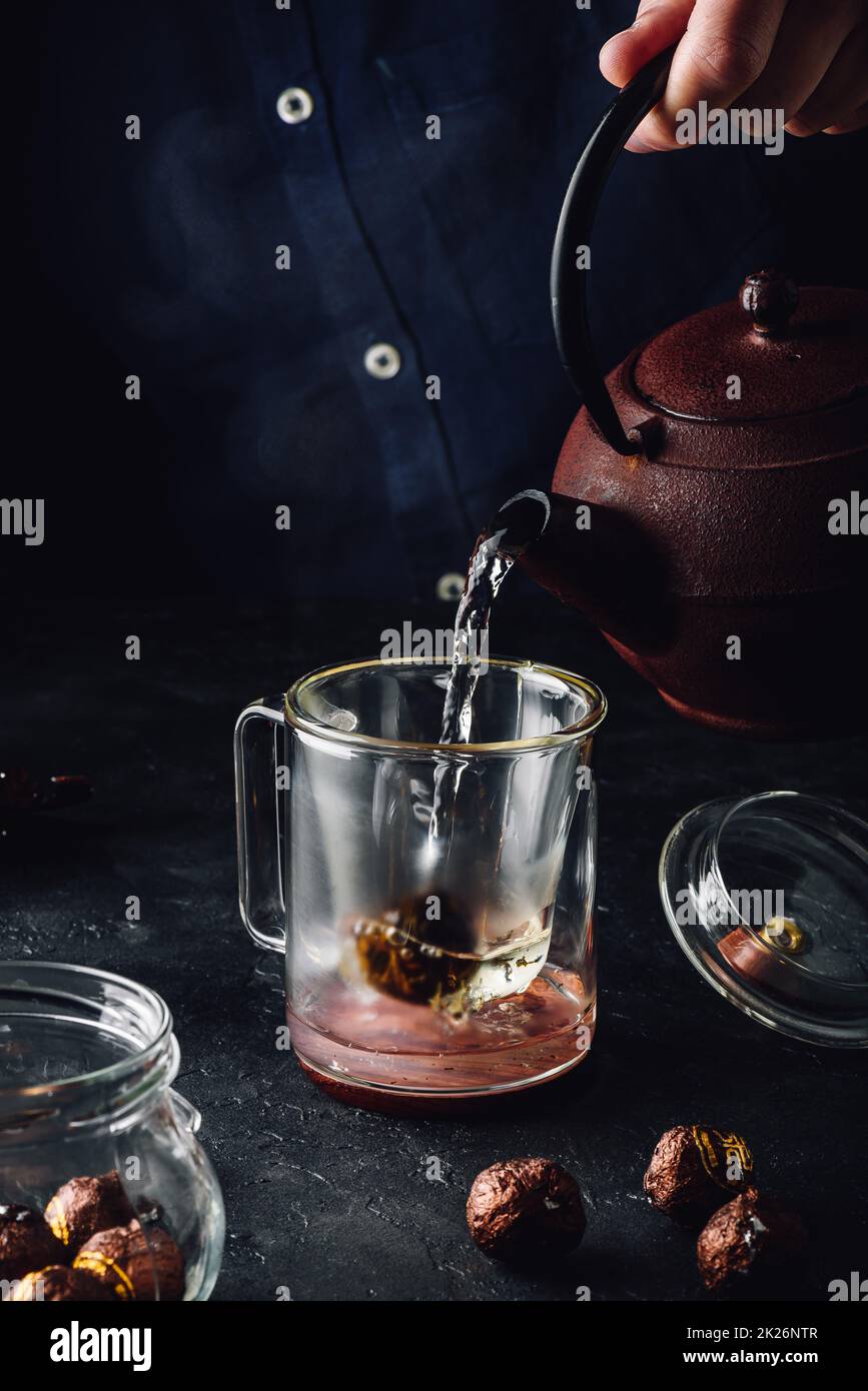 Ziehzeit roter Tee im Glas mug Stockfoto