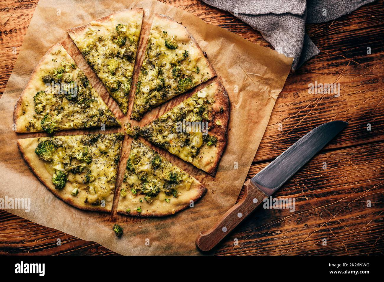 Gekochte und geschnittene Brokkoli- und Käsepizza Stockfoto