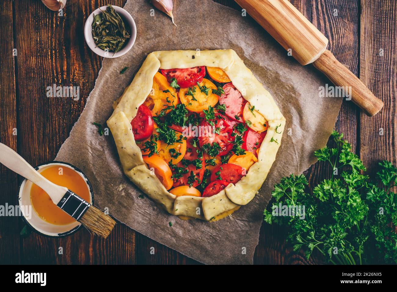 Ungekochte Tomatengalette auf Backpapier Stockfoto