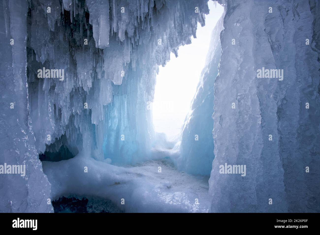 Eine Eishöhle lockt am Baikalsee, dem ältesten und tiefsten Süßwassersee der Welt, der in Sibirien liegt. Stockfoto