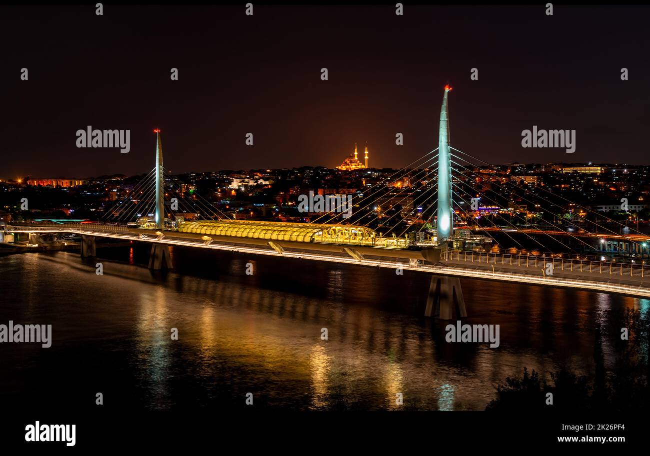 Brücke in Istanbul bei Nacht Stockfoto