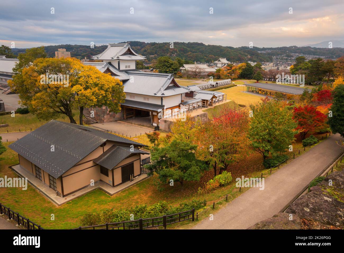 Herbstlandschaft des Kanazawa Schlossparks in Kanazawa, Japan Stockfoto