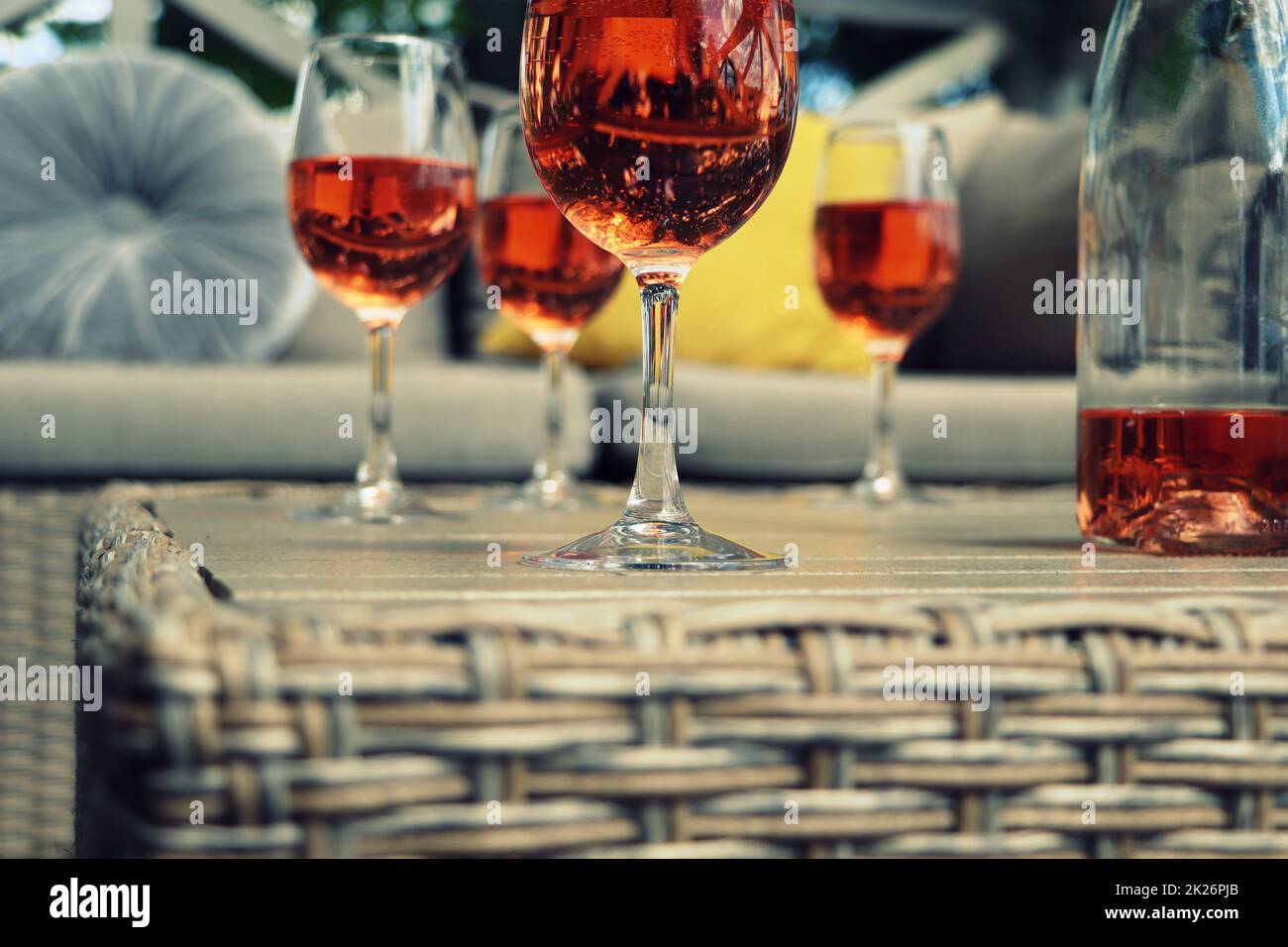 Komposition mit Roséweingläsern, dunklem Hintergrund Stockfoto