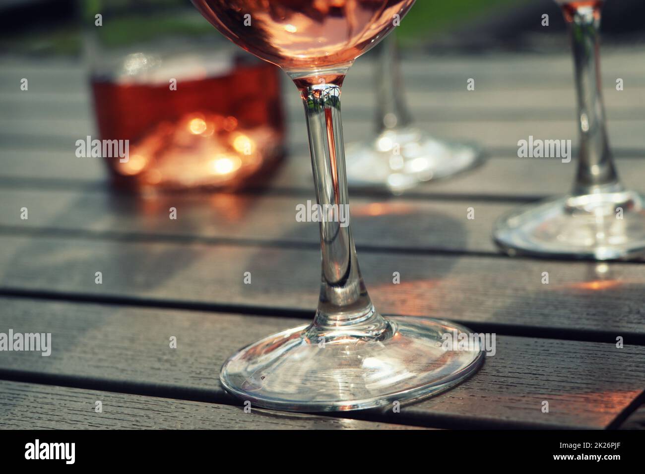 Komposition mit Roséweingläsern, dunklem Hintergrund Stockfoto
