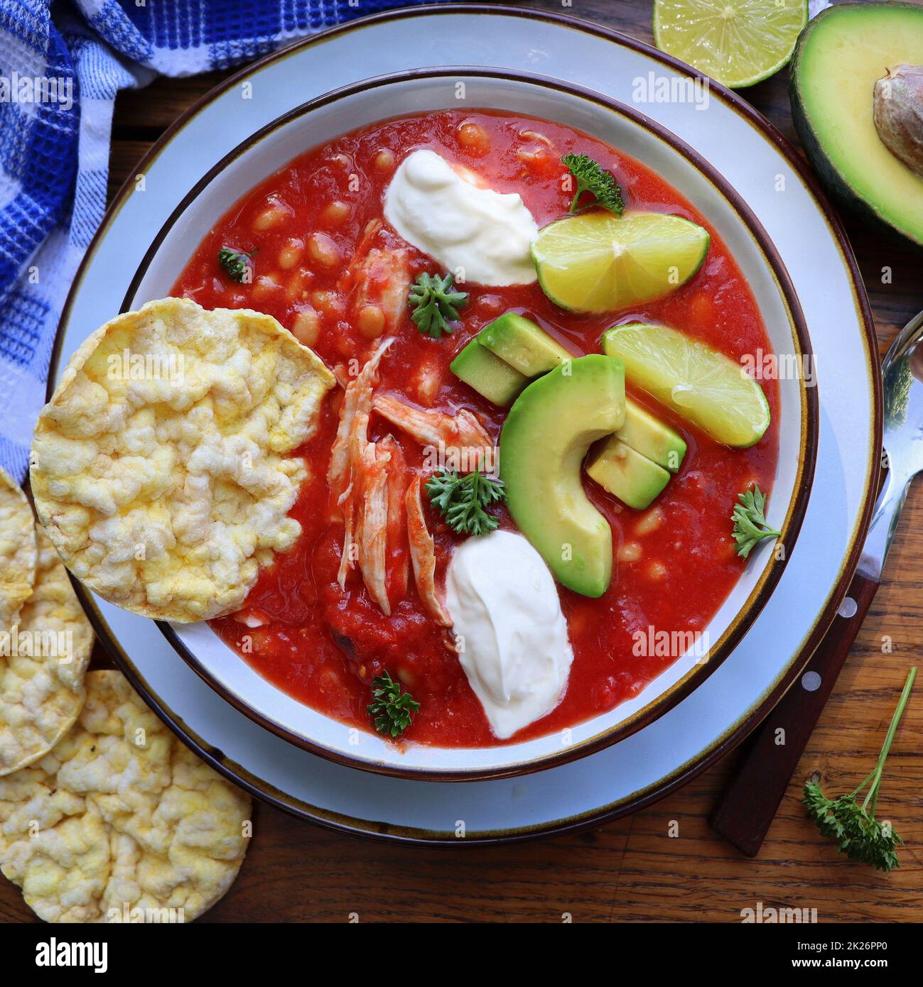 Hühnertortilla-Chilisuppe mit Bohnen, Avocado, Limette, . Traditionelles mexikanisches Gericht Stockfoto