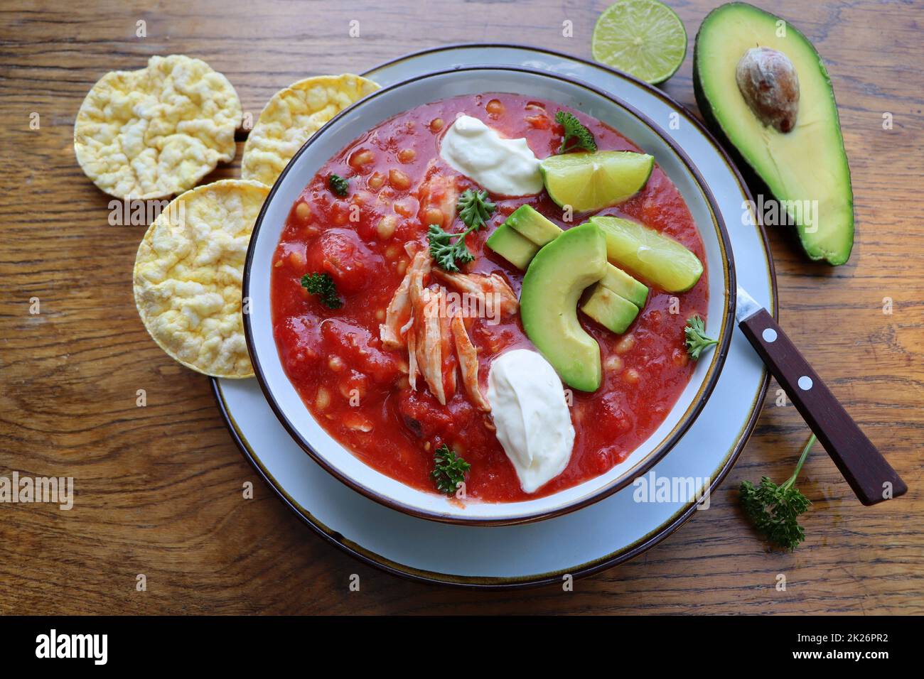 Hühnertortilla-Chilisuppe mit Bohnen, Avocado, Limette, . Traditionelles mexikanisches Gericht Stockfoto