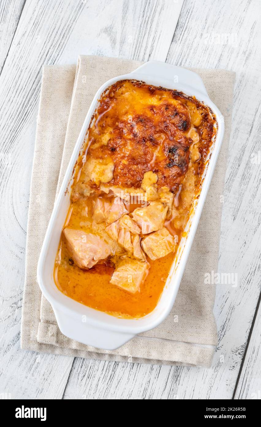 Gebackener Lachs mit Käsesauce Stockfoto