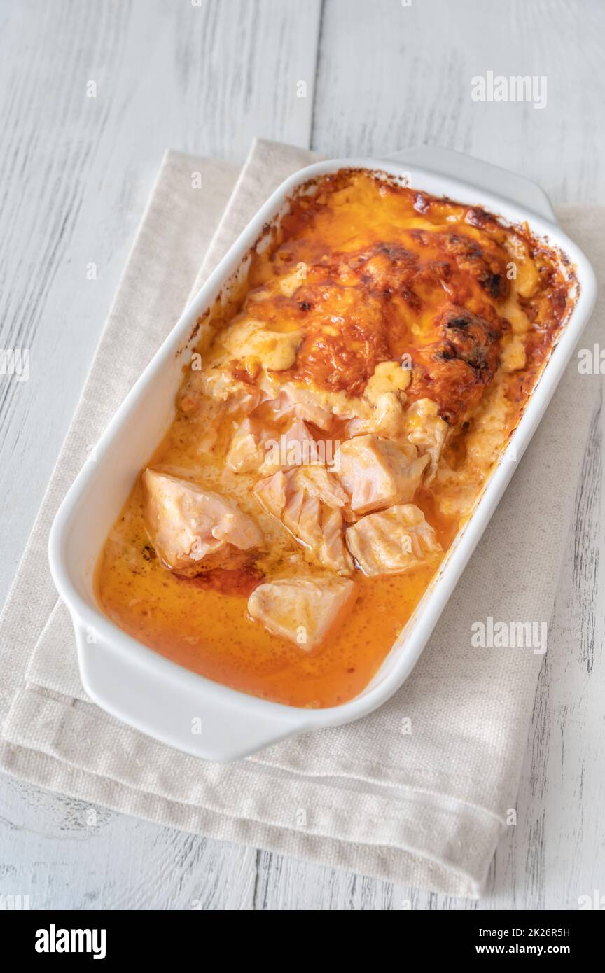 Gebackener Lachs mit Käsesauce Stockfoto