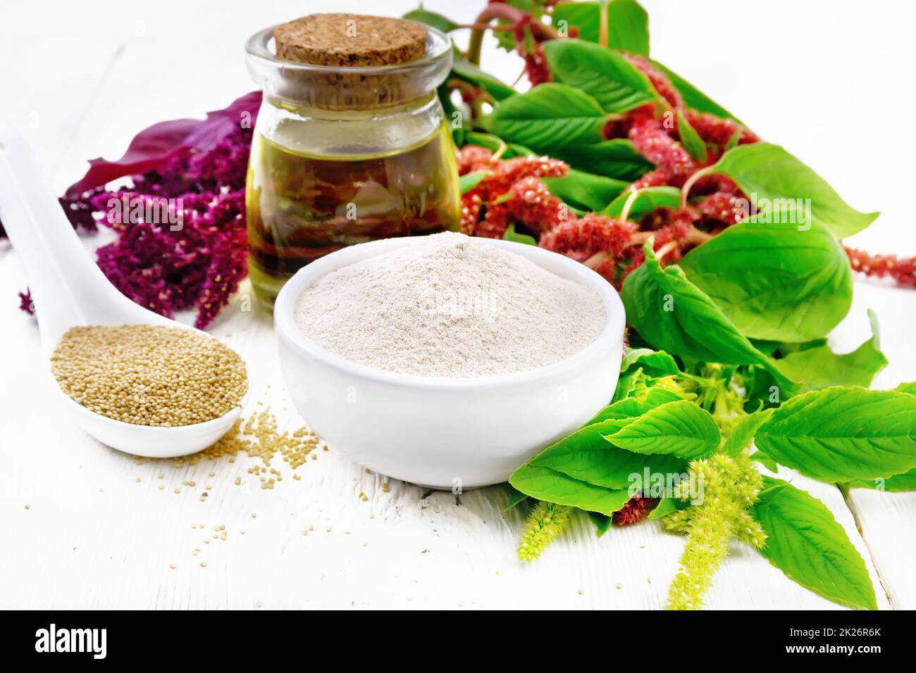 Mehl Amaranth in Schüssel mit Öl an Bord Stockfoto