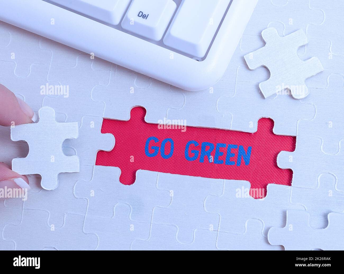 Handgeschriebenes Schild „Go Green“. Konzeptfoto umweltfreundlichere Entscheidungen treffen wie Reduce Recycle Bauen Sie ein unvollendetes Puzzle mit weißem Puzzle mit fehlendem letzten Stück Stockfoto