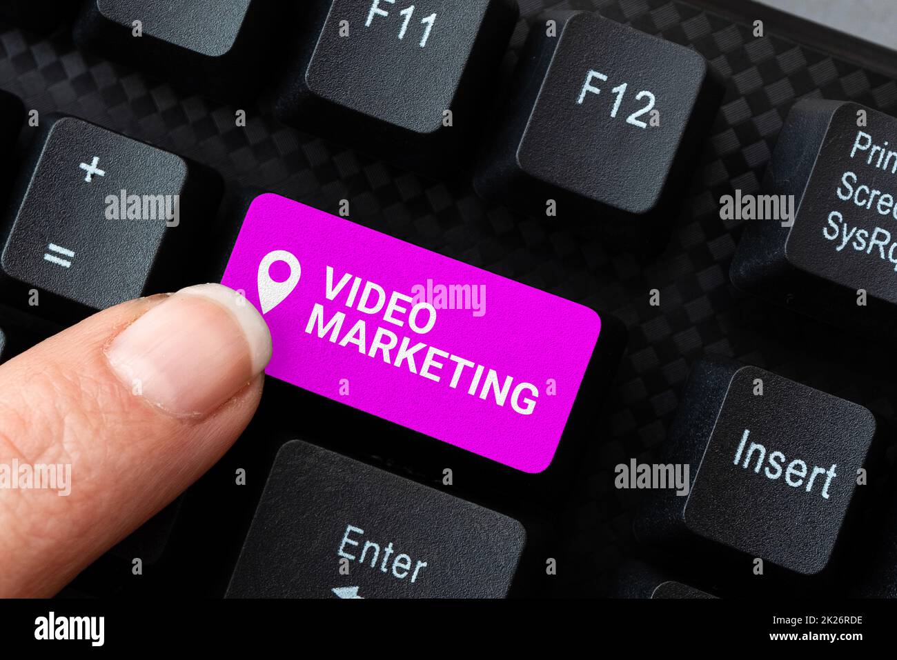 Inspiration mit Video-Marketing-Zeichen. Geschäftsidee Verwenden von Videos, um Ihr Produkt oder Ihren Service zu bewerben und zu vermarkten Verfassen von Kommentaren auf einem Beitrag in sozialen Medien und Eingeben von Interessantem neuen Artikel Stockfoto