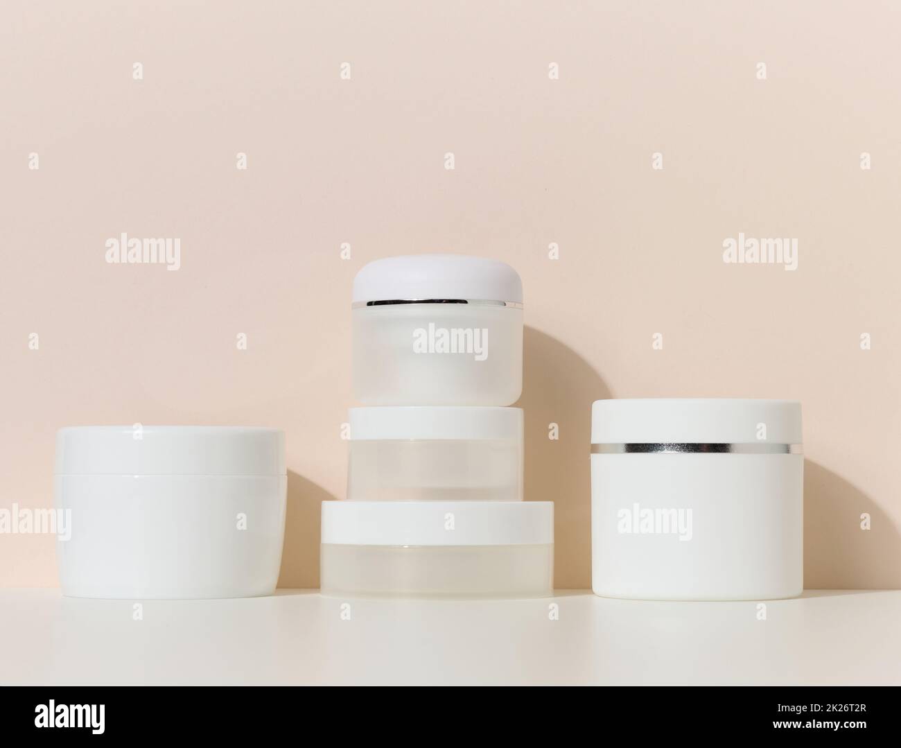 Weiße runde Kunststoffdose für kosmetische Produkte. Leer für Branding-Produkte, Modell Stockfoto