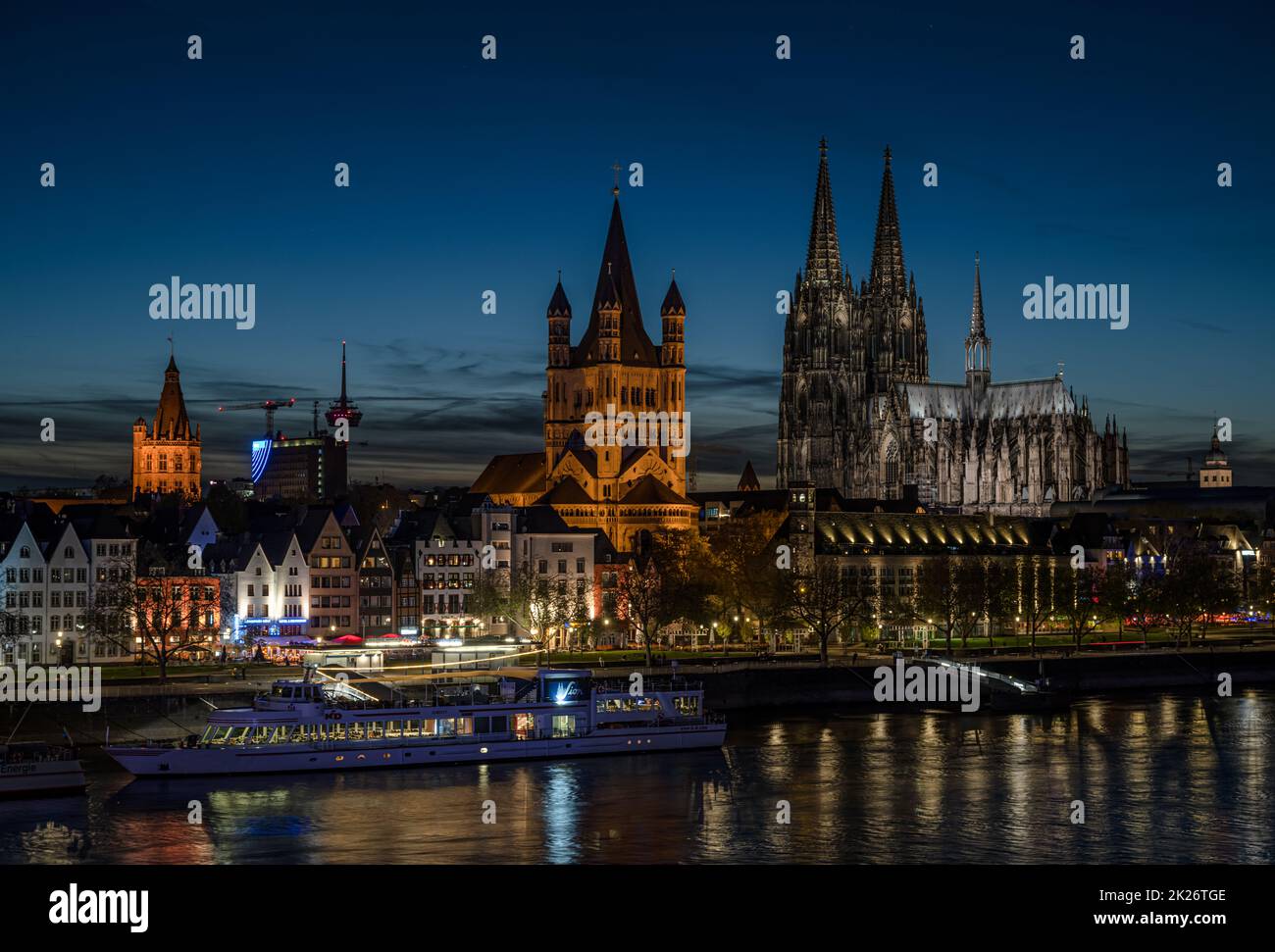 Große Sankt-Martin-Kirche (Groß Sankt Martin) und Kölner Dom (Dom St. Peter) bei Nacht Stockfoto