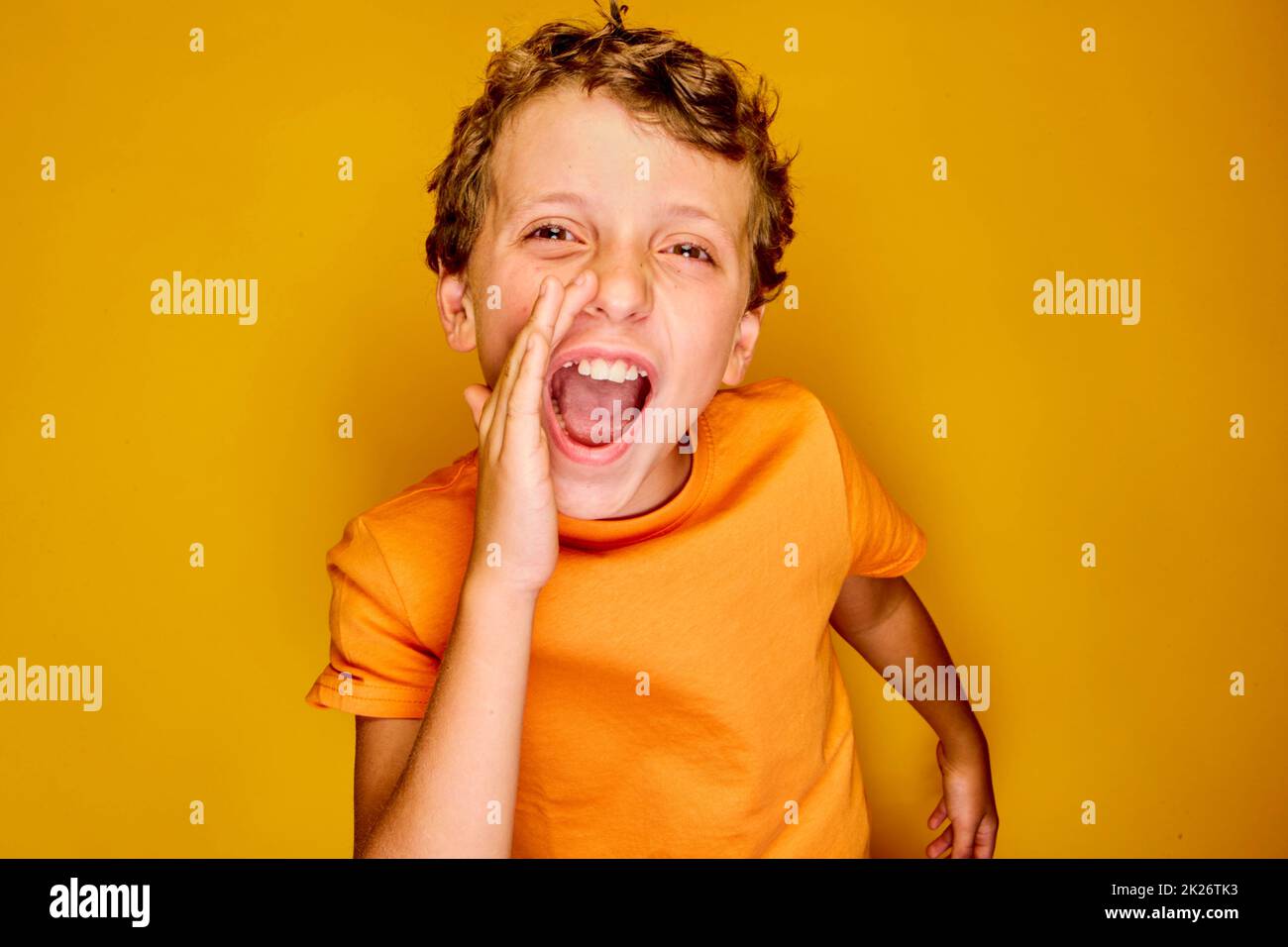 Die Freude am Gesicht eines kleinen Jungen und die Energie, die er durch das Bild bringt Stockfoto