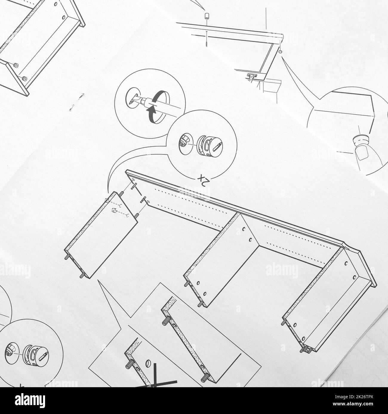 Anleitung zur Montage von Möbeln mit allen vorhandenen Einzelteilen Stockfoto