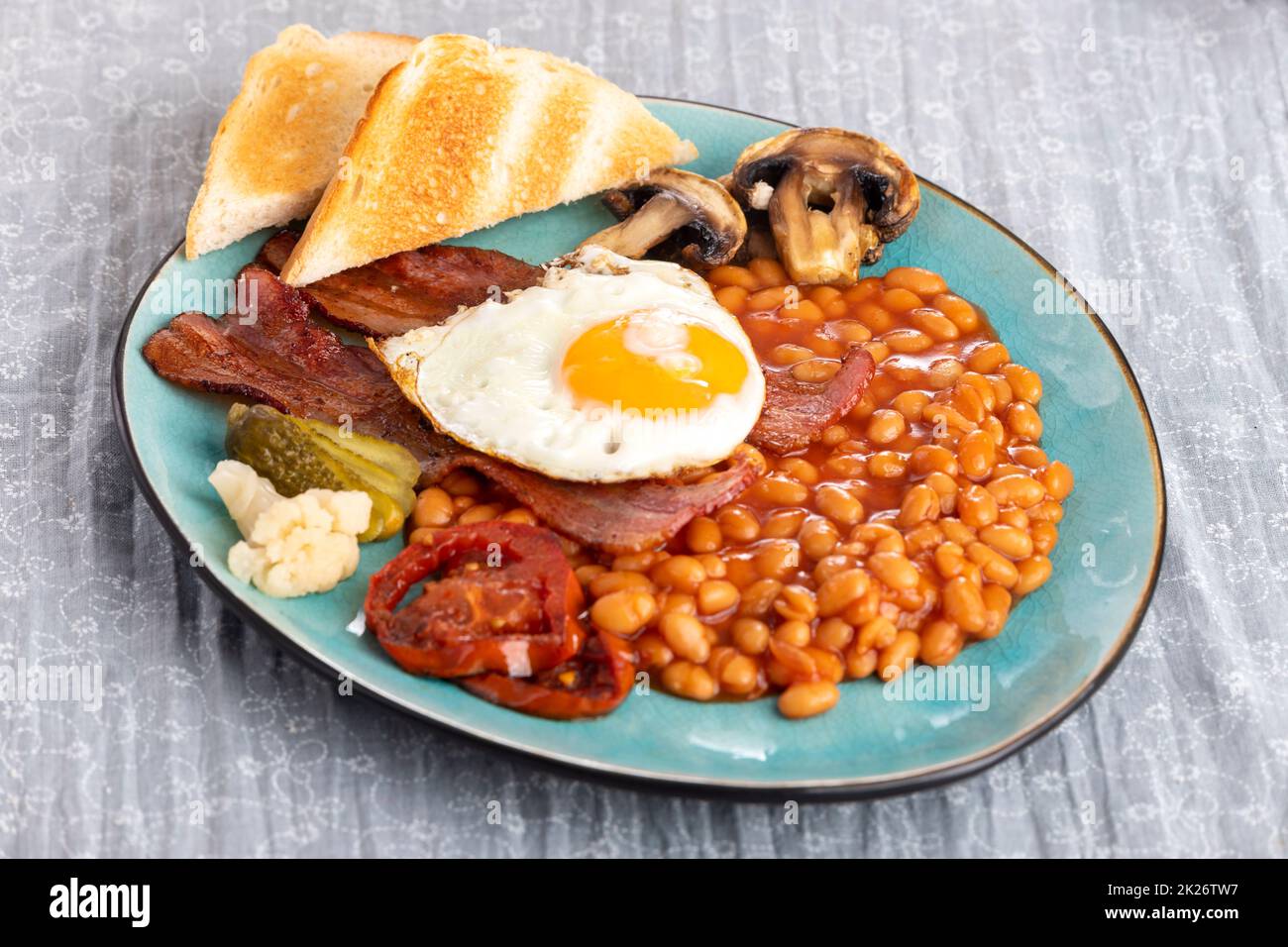 Komplettes englisches Frühstück auf einem Teller Stockfoto