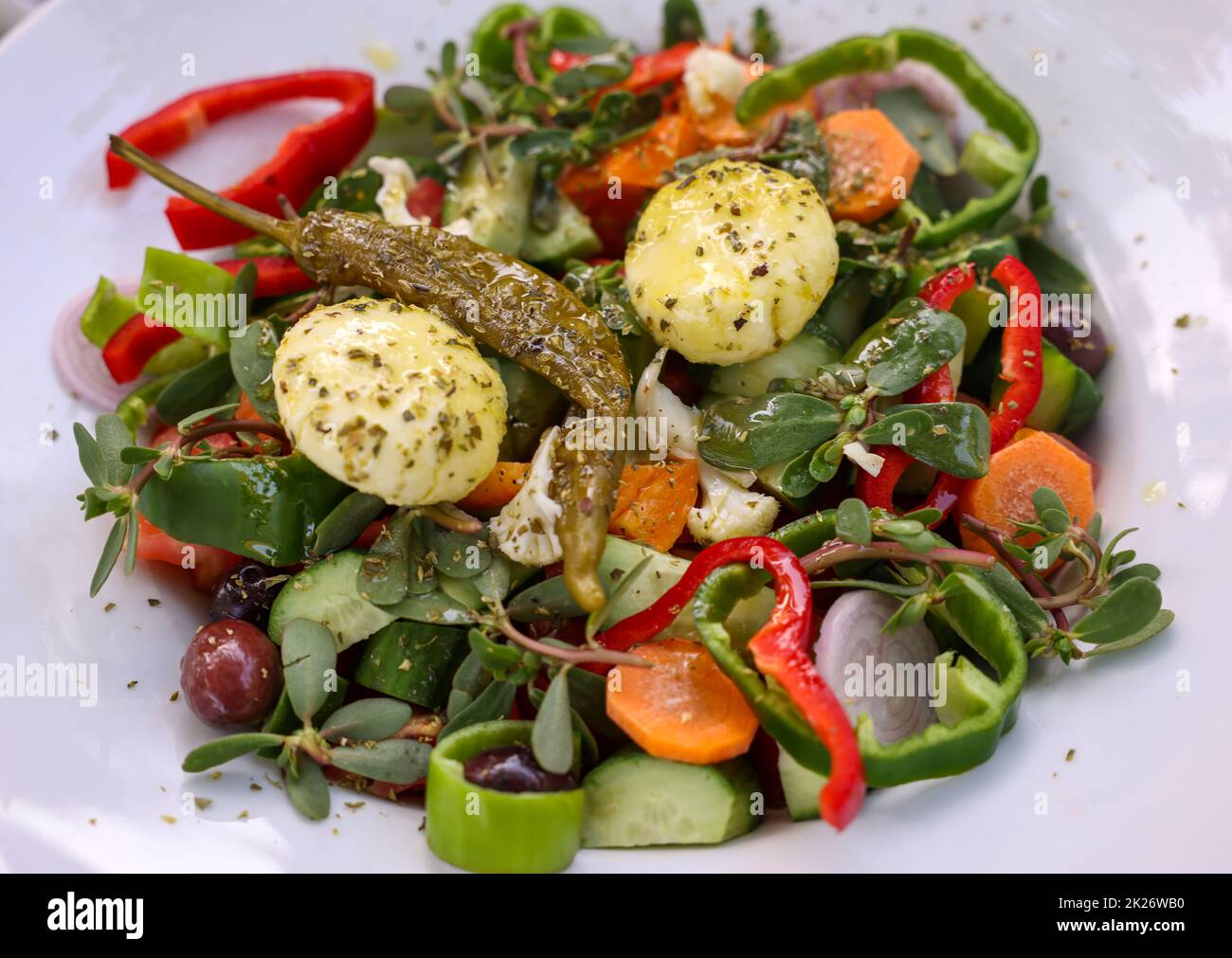 Griechischer Salat mit Käse. Typisch leckeres griechisches Mittagessen Stockfoto