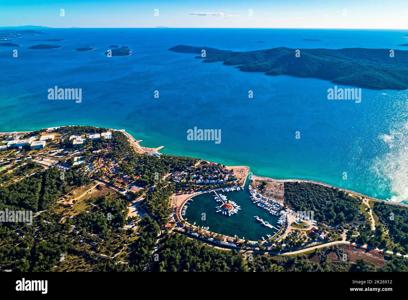 Solaris Sibenik. Adriaküste Landschaft aus der Vogelperspektive, Sibenik Archipel Stockfoto