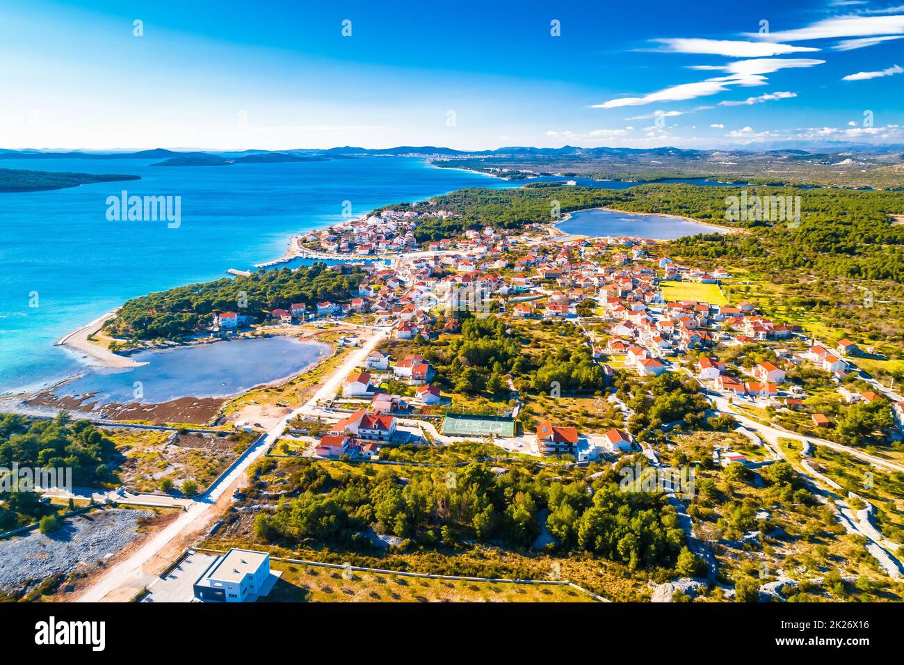 Sibenik-Archipel. Blick aus der Vogelperspektive auf das Dorf Zablace und die malerische Küste von Dalmatien Stockfoto