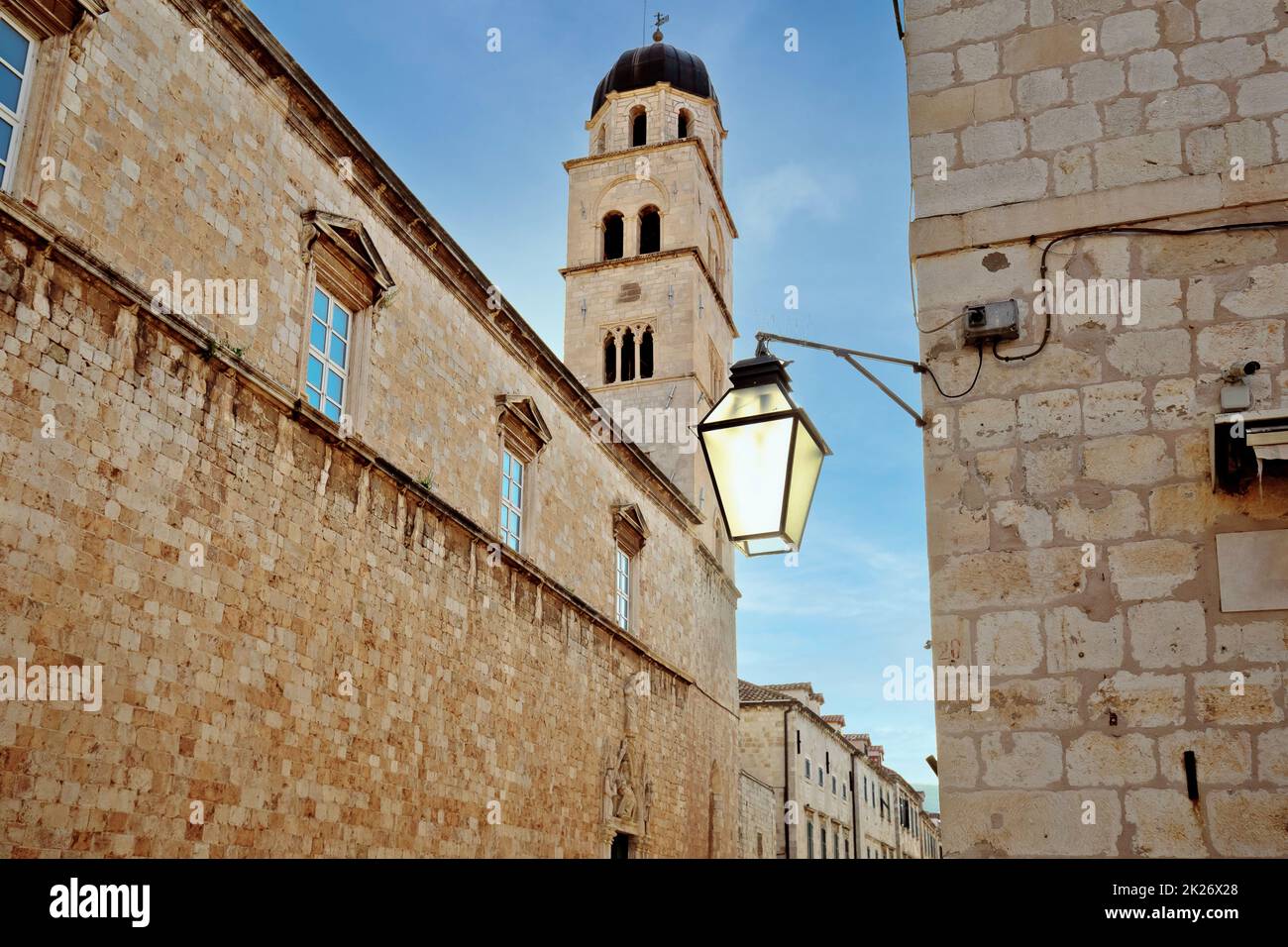 Blick auf die berühmte Stradun Street in Dubrovnik mit historischer Steinarchitektur Stockfoto