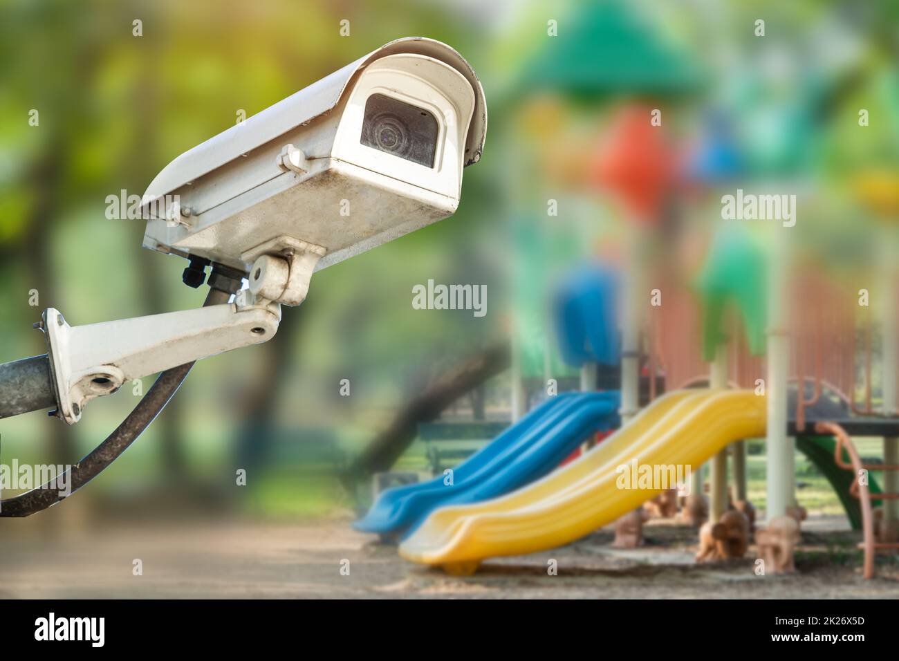 CCTV Closed Circuit Kamera, TV-Überwachung auf Kindergarten Schulhof im Freien für Kinder, Sicherheitssystem Konzept. Stockfoto