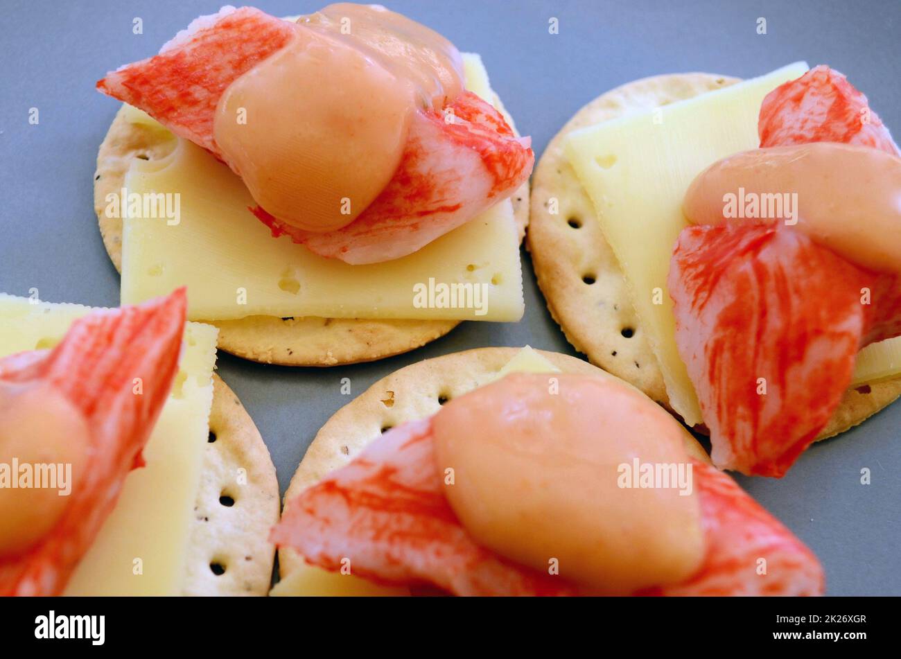 Hummerfleisch und Jarlsberg-Käse auf einem Cracker-Keks mit Thousand Island Dressing Stockfoto