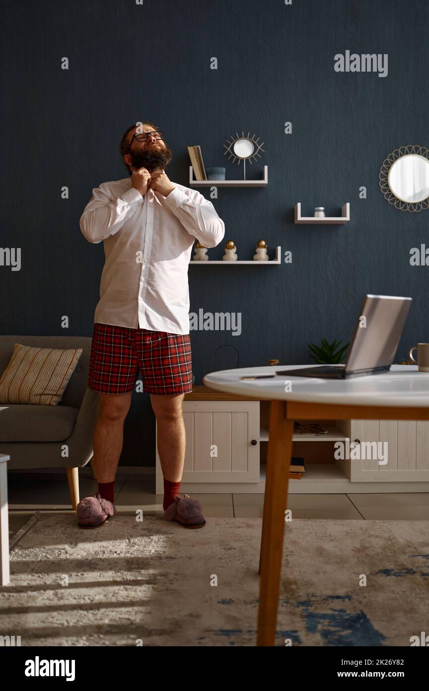 Ein Geschäftsmann, der ein Stirnrunzeln ausstreut Stockfoto
