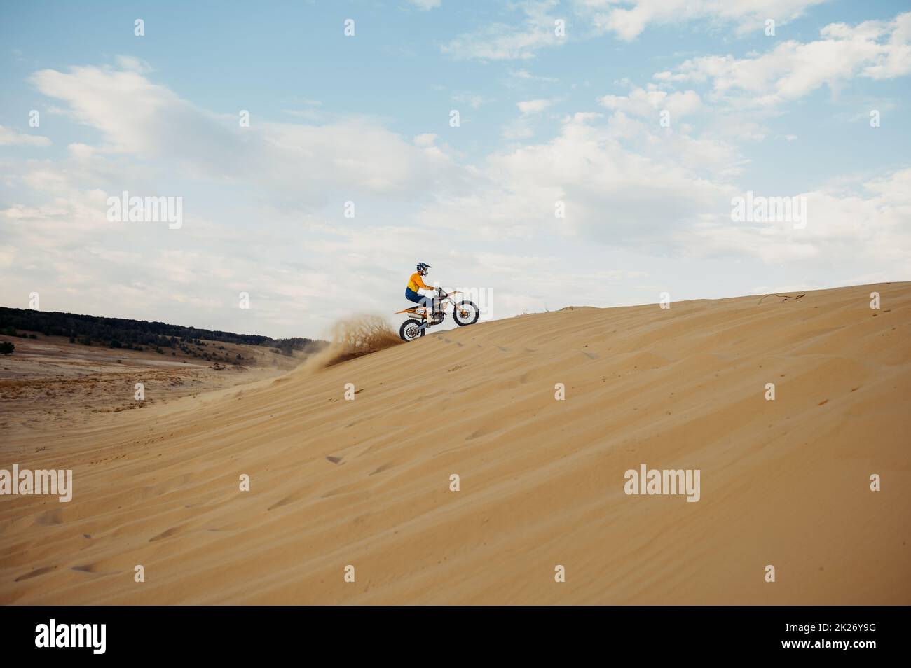 Motorcross-Fahrt über Sand in Wüstendüne Stockfoto