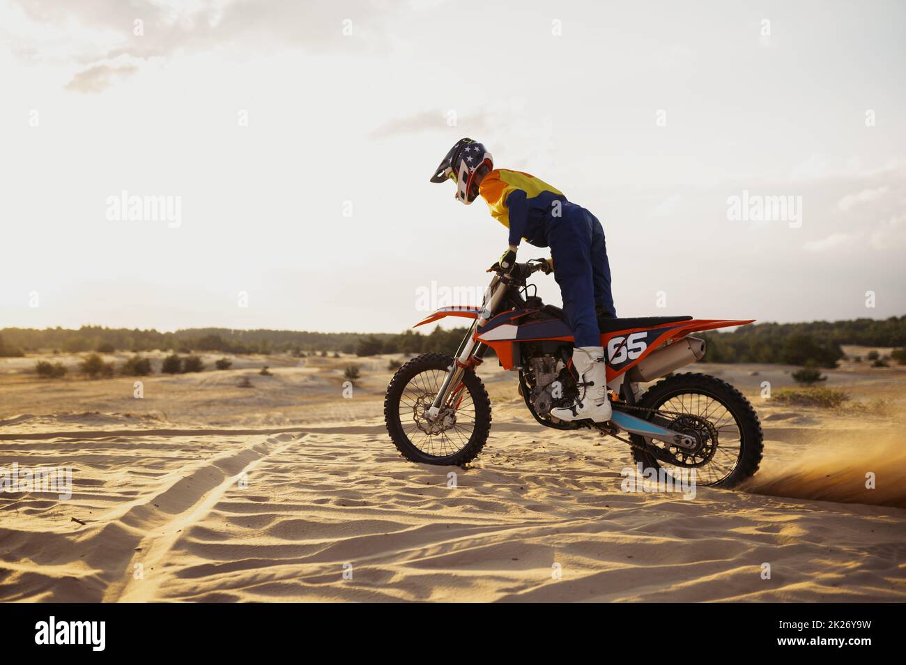 Professioneller Speed Rider fährt im Motocross-Rennen Stockfoto