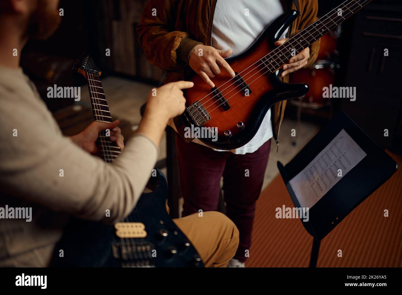 Nahaufnahme der Hand eines Musikers, der Gitarre spielt Stockfoto