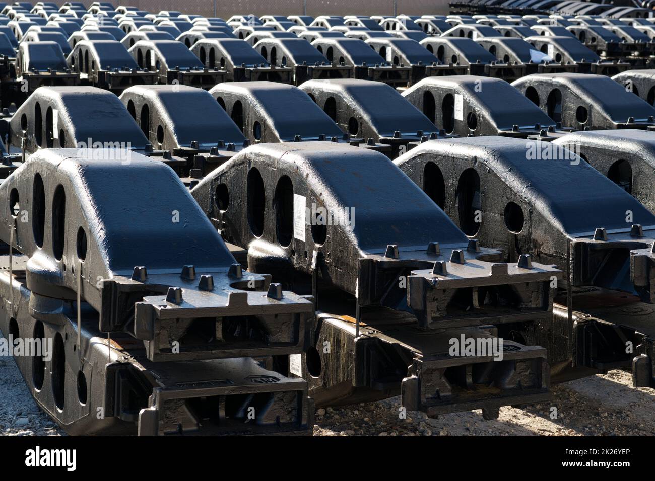 Houston, Texas USA 09-18-2022: Reihen von Bogenstützen in einem Lagerhof. Hochleistungskomponenten, die in der Zugradschlittenmontage verwendet werden. Stockfoto