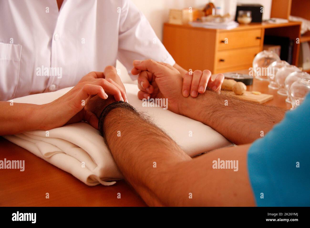 Frau entspannt sich von Akupunktur Verfahren. Ein Akupunkturist doong Akupunktur sehr genau. Traditionelle chinesische Medizin Stockfoto