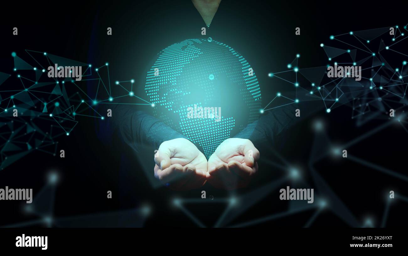 Ein Mann in einem schwarzen Hemd hält ein holographisches Globenmodell. Das Konzept der globalen Internet-Abdeckung der Welt. Schneller Informationsaustausch Stockfoto